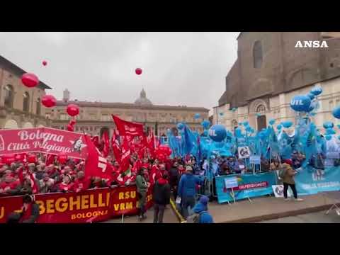 Sciopero a Bologna, in migliaia al corteo di Cgil e Uil
