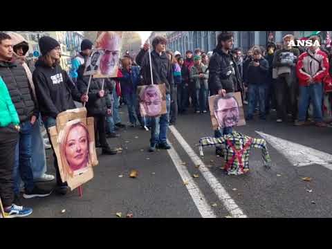 Torino, manifestanti bruciano le foto di Salvini e Meloni