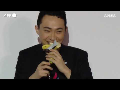 Il tycoon delle criptovalute mangia la banana di Cattelan da 6,2 milioni
