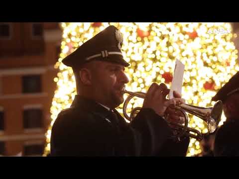 Natale, le note dell’Arma dei Carabinieri accendono l’albero in centro a Roma
