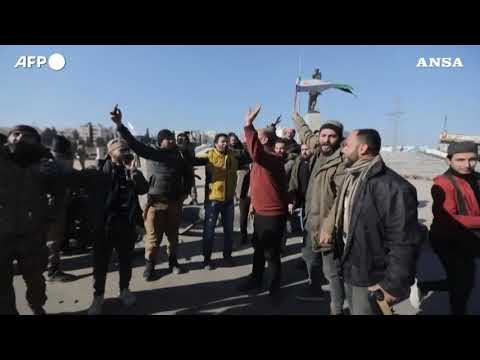 Siria, i ribelli jihadisti festeggiano per le strade di Aleppo