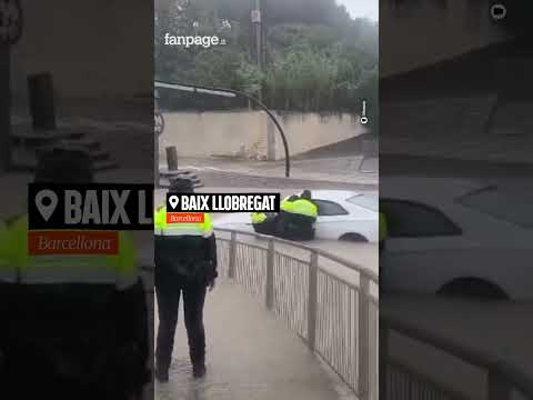 Uomo intrappolato dall’acqua in auto, viene salvato dalla polizia
