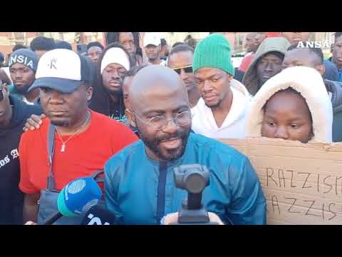 Bari, migranti del centro Cara protestano davanti a Prefettura