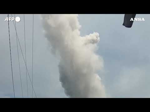 Indonesia, il vulcano Lewotobi erutta ancora: almeno 10 le vittime