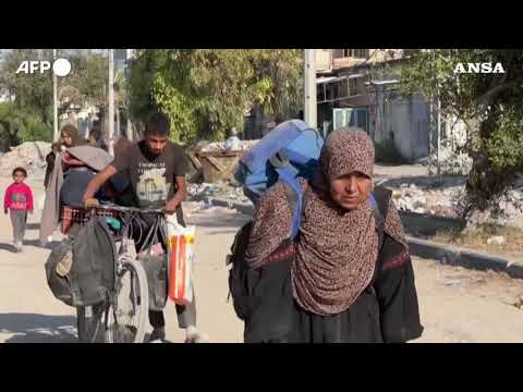 Gaza, civili in fuga da Beit Lahia dopo i nuovi raid israeliani