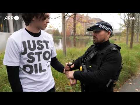 Ecoattivisti anti Trump a Londra, vernice contro l’ambasciata Usa