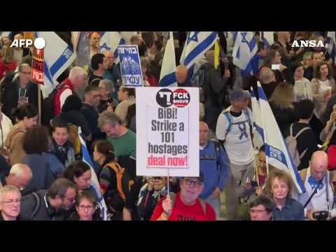 Israele, protesta contro il licenziamento del ministro della Difesa Yoav Gallant