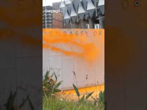 Ambientalisti imbrattano facciata dell’ambasciata americana a Londra dopo la vittoria di Trump