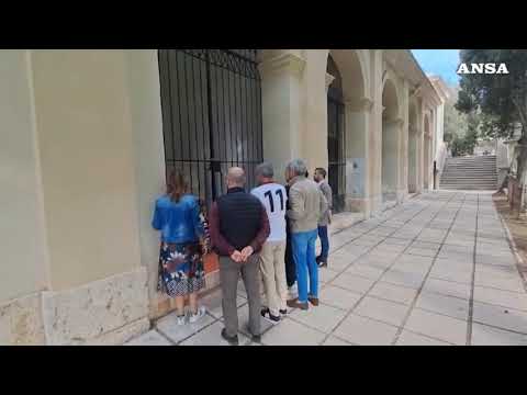 Cagliari, omaggi sulla tomba di Gigi Riva nel cimitero di Bonaria