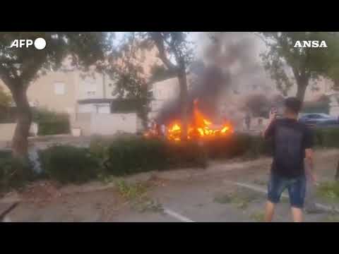 Israele, auto in fiamme nel nord del Paese dopo raffica di razzi dal Libano