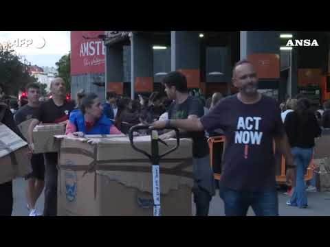 Maltempo Spagna, a Valencia la gente dona provviste