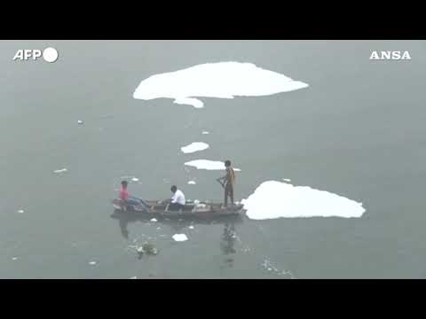 India, gli indu’ si bagnano nel fiume sacro nonostante sia inquinato