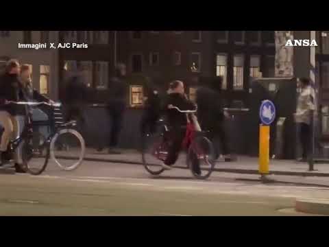 Amsterdam, aggrediti tifosi israeliani dopo la partita Ajax-Maccabi