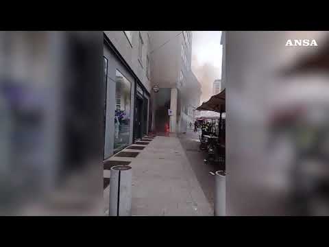 Incendio in Corso Vittorio Emanuele a Milano, evacuati negozi