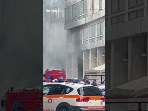 Il video dell’incendio scoppiato in una galleria in zona Duomo a Milano: evacuato l’edificio