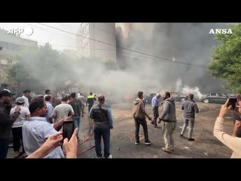 Beirut, incendio nel quartiere Hamra: cittadini bloccati in un edificio