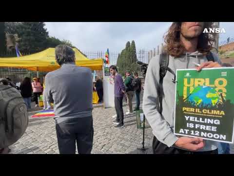 Roma, manifestazione di Legambiente davanti al Colosseo