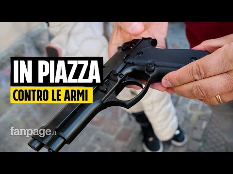 Napoli in piazza contro le armi in mano ai ragazzini: “80 euro e compri on-line una pistola finta”