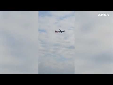 Fiumicino, serie di esplosioni dal motore di un aereo in decollo