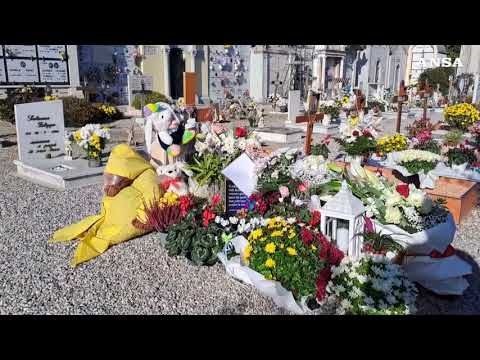 Un anno dal femminicidio Cecchettin, omaggi sulla tomba di Giulia