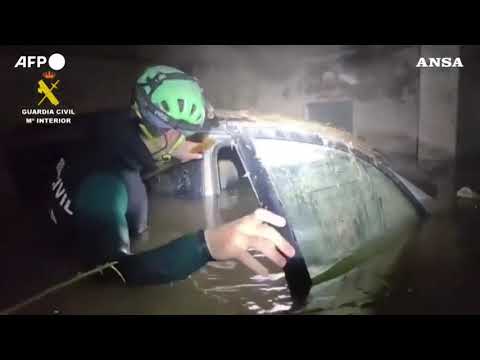 Maltempo Spagna, le ricerche dei dispersi e delle vittime nei garage di Valencia