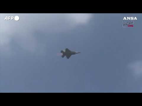 Cina, l’aereo da caccia stealth J-35A debutta all’airshow di Zhuhai