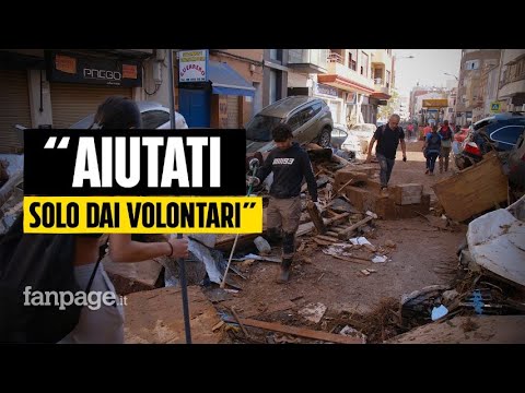 Alluvione a Valencia, i volontari riempiono le strade di Sedavì: “Nessuno è venuto ad aiutarci”