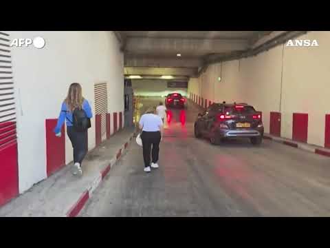 Tel Aviv, al suono delle sirene si cerca riparo in un garage