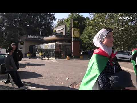 Milano, presidio pro Palestina contro McDonald’s