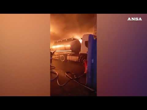 Fiamme in una ditta di rifiuti nel Barese, colonna di fumo visibile da diversi chilometri