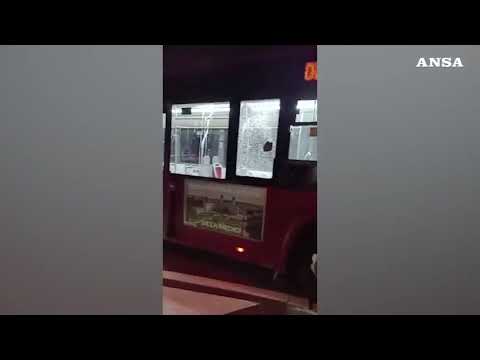 Sassi contro bus Atac a Roma, vetri in frantumi