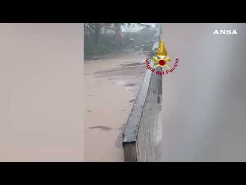 Maltempo in Sicilia, fiume esonda nel Catanese: persone soccorse dai vigili del fuoco