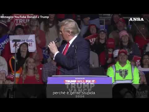 Usa2024, Trump si lamenta di un microfono basso e simula del sesso orale