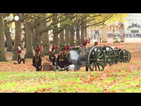 Re Carlo III compie 76 anni, il saluto delle salve di cannone
