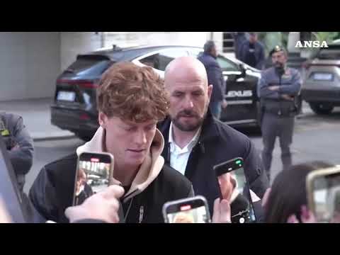 Torino, folla di tifosi per Jannik Sinner fuori dall’hotel