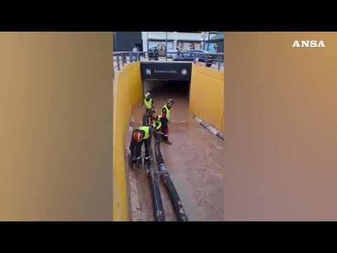 Maltempo Spagna, tragedia nel parking al centro commerciale: “E’ un cimitero”