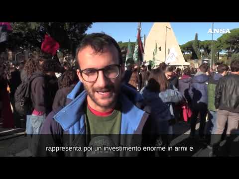 Corteo di studenti a Roma contro le politiche di Valditara e Meloni
