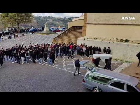 Quindicenne si impicca, i compagni di scuola accolgono la salma