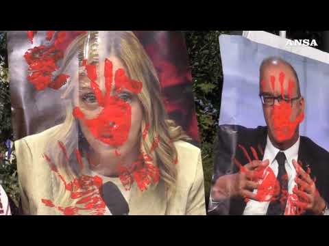 Roma, mani sporche di ‘sangue’ su Meloni, Bernini e Valditara