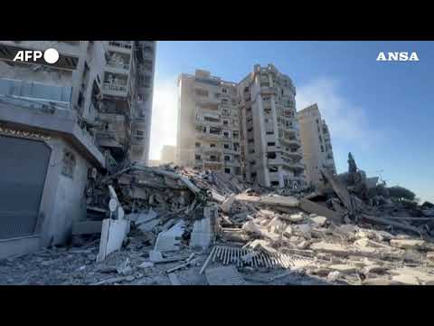 Crolla edificio a Beirut dopo attacco nella periferia sud