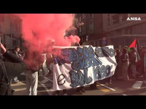 Milano, studenti sfilano con la foto di Meloni imbrattata