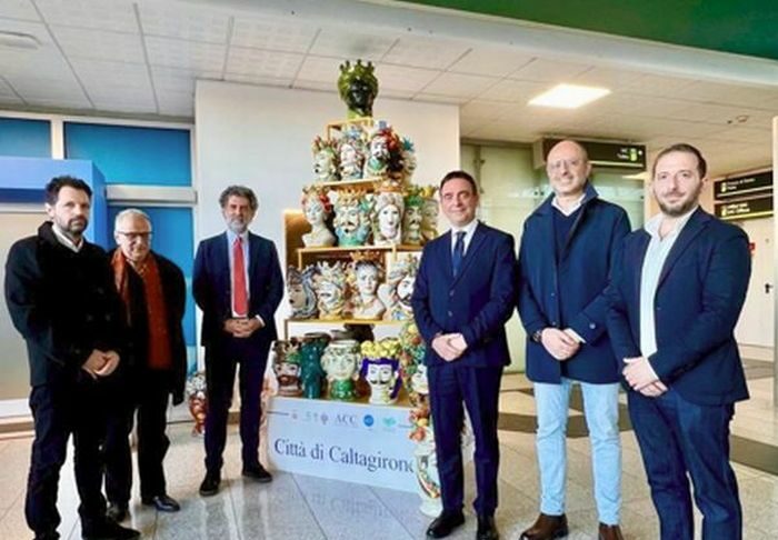 All’aeroporto di Catania un albero di Natale con decine di teste di moro