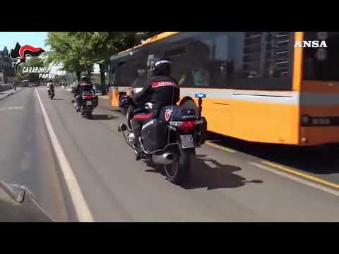 Parma, rapina con vittima trascinata dall’auto: due denunciati