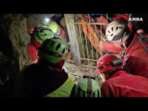 Il momento in cui la speleologa Ottavia Piana viene estratta dalla grotta