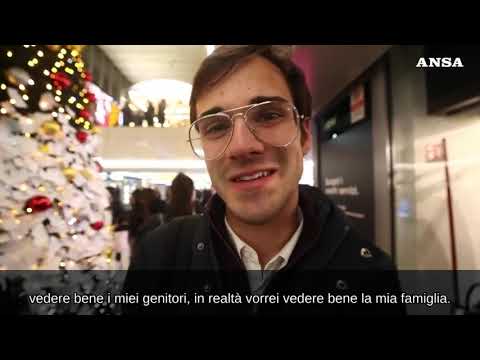 Natale, biglietti e desideri affissi all’albero della stazione Termini di Roma