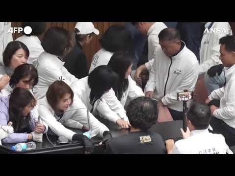 Protesta in Parlamento a Taiwan, il Dpp contro “leggi che minacciano la democrazia”