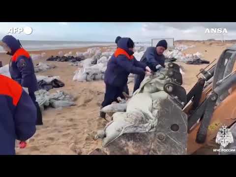 Petroliere russe naufragate, soccorritori e volontari puliscono la costa del Mar Nero