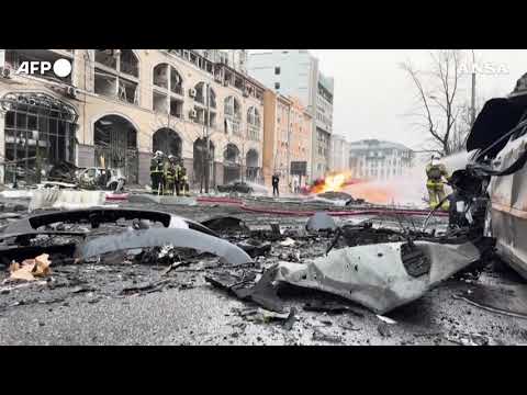 Attacco russo a Kiev, auto in fiamme ed edifici danneggiati