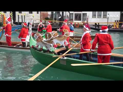 Venezia, la regata dei Babbi Natale nel Canal Grande