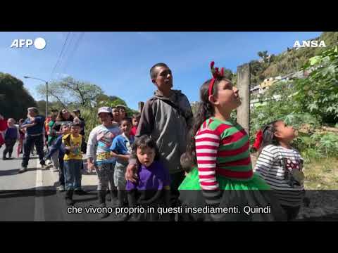 Guatemala, un pompiere vestito da Babbo Natale si cala da un ponte per regalare doni